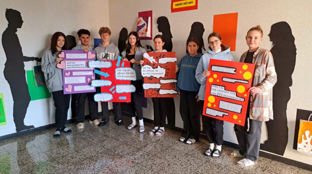 Schülerinnen und Schüler der PTS präsentieren ihre selbstgestalteten Einladungsplakate