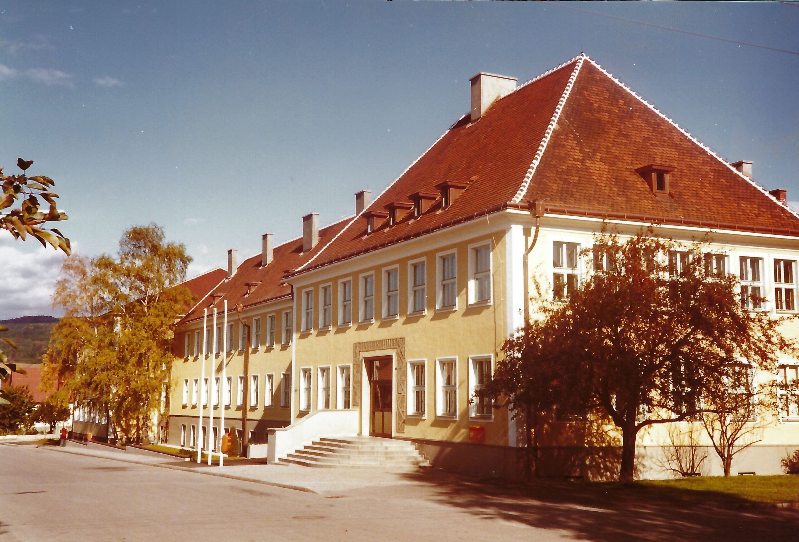 Schulhaus in den 80ern